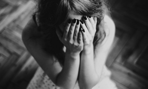 В Чебоксарах мужчина с сыном избил 15-летнюю девочку, а затем изнасиловал женщину