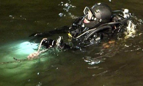 Сильное течение мешает сотрудникам МЧС найти автомобиль на дне Суры