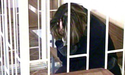 В Чебоксарах пьяная девушка пошла писать заявление на сестру, но избила полицейского