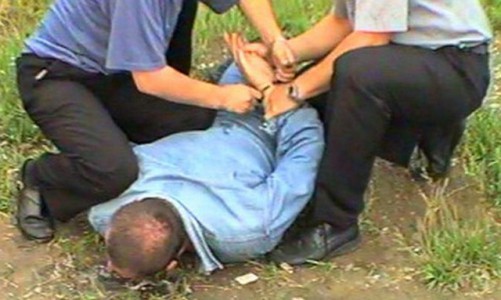 В Чебоксары под конвоем доставили продавца поддельных "айфонов"