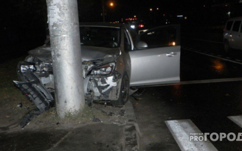 В Чебоксарах девушка на иномарке разворотила машину и врезалась в столб