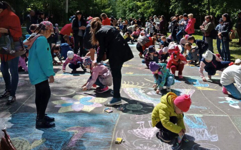 В Чебоксарах сотни детей нарисовали на асфальте свою мечту