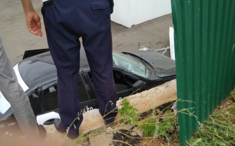 В Чебоксарах машина такси взяла на таран забор и пролетела несколько метров вниз