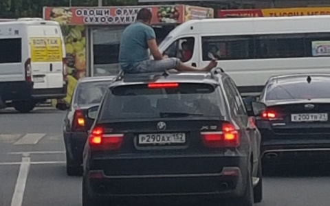 В Чебоксарах на крыше «BMW Х5» ездит мужчина с бутылкой пива