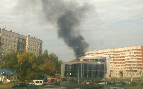 В Новоюжном районе Чебоксар жители заметили поднимающийся черный дым