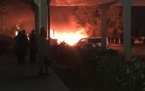 В Чебоксарах около больницы загорелся Nissan Terrano