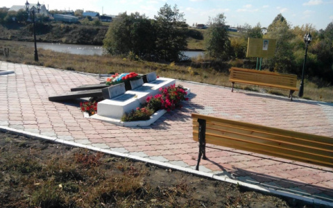 В Канашском районе опрокинули памятники погибшим на войне