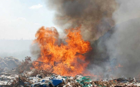 В Ядринском районе ярким заревом горела незаконная свалка