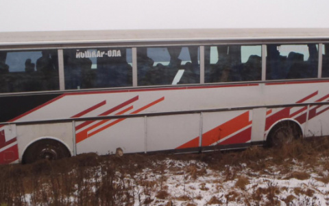 Автобус с артистами из Чебоксар опрокинулся в кювет