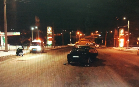 В Чебоксарах в столкновении BMW и Nissan пострадал 44-летний мужчина
