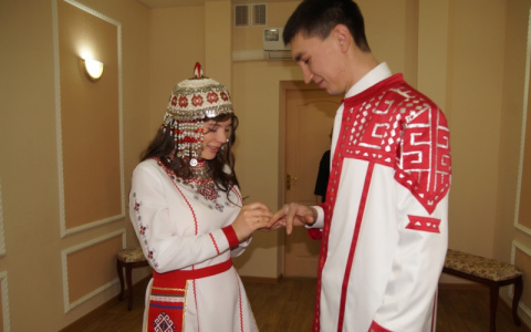 В Чебоксарах пара сыграла свадьбу по чувашским традициям
