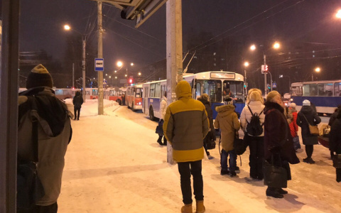 В Новоюжном районе в час пик встали троллейбусы