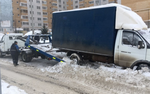 Борьба с автовладельцами, которые мешают уборке снега, ведется через эвакуацию