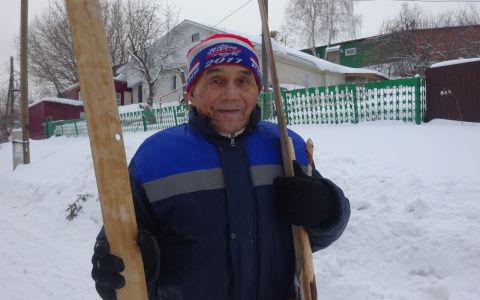 Дед из Чебоксар катается на лыжах, которые спасли его дядю на войне