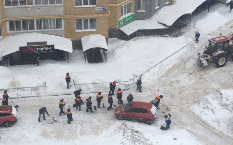 В Чебоксарах на борьбу со снегом вышла "армия" рабочих