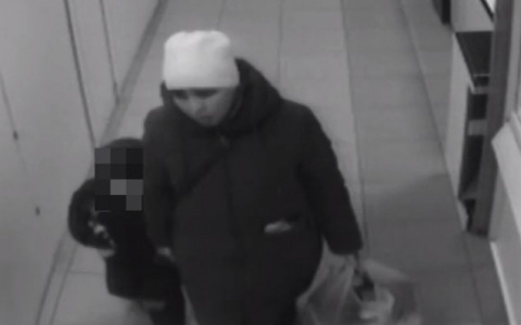 Полицейские Новочебоксарска ищут женщину, которая ушла из магазина с чужой сумкой
