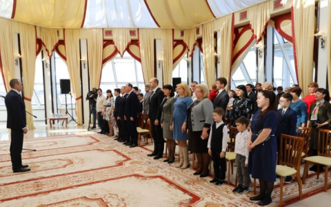 Игнатьев вручил 10 многодетным семьям республики особые удостоверения