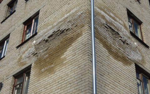 Стена дома на Николаева начала рушиться под напором моющихся жильцов