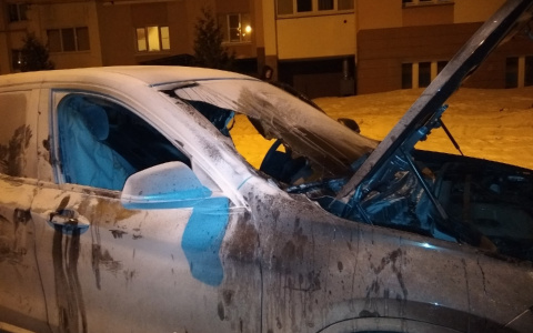 В Чебоксарах вечером полыхнул автомобиль BMW