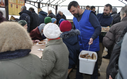 В Новочебоксарске бесплатно кормят и раздают одежду нуждающимся