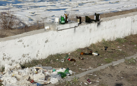 Новочебоксарская набережная стала местом стрельбы по бутылкам