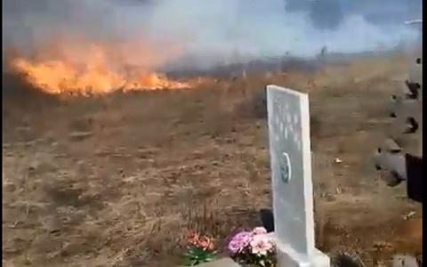Пламя охватило могилы на новочебоксарском кладбище