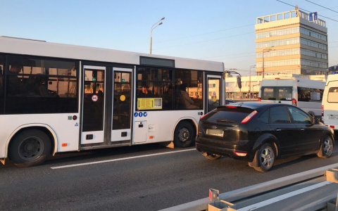 Чиновники назвали 32 рубля экономически обоснованной ценой проезда в автобусе