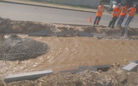 На улицы Новоюжного района нахлынула вода из канализации
