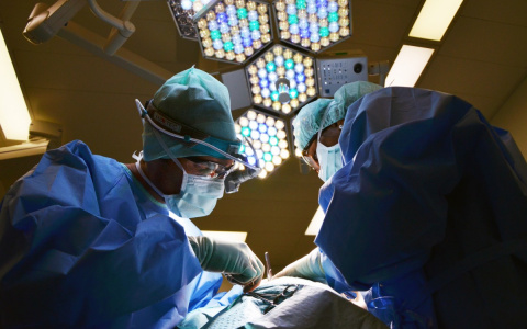 В Чебоксарах врач брал с пациентов деньги за срочные операции