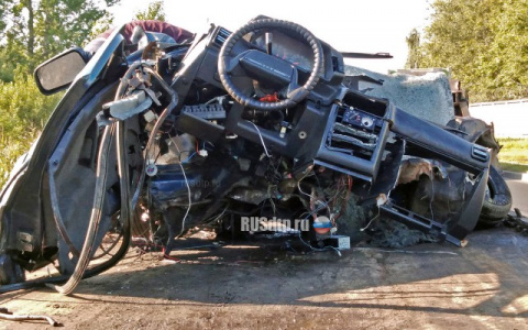 Водитель из Чувашии разбился в столкновении с припаркованным трактором