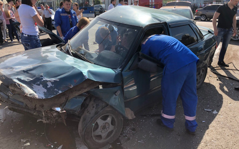 В Чебоксарах в ДТП зажало водителя и пострадала пассажирка