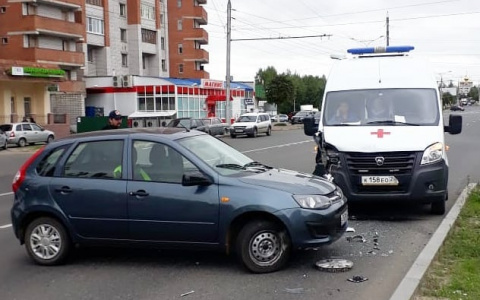 Водитель "Калины" пострадал в ДТП со скорой, но сразу же получил помощь