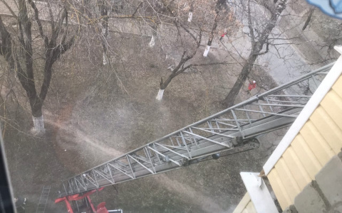 Внук случайно запер бабушку на балконе, на помощь пришли спасатели