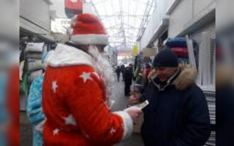 Дед Мороз со Снегурочкой пришли за долгами на чебоксарский рынок
