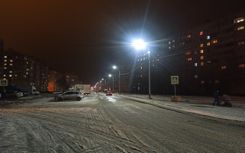 Освещение появилось на одной из темных и аварийных улиц Новочебоксарска