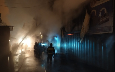 Новогодней ночью на «Ярмарке» случился пожар: тушили три часа