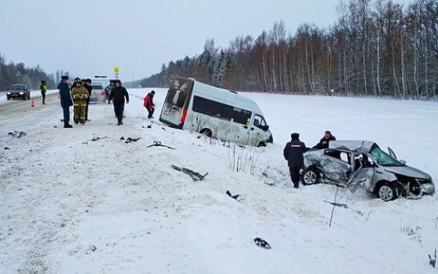 Kia Rio столкнулась с маршруткой с 6 пассажирами: водитель легковушки погиб