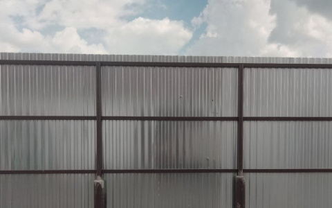 Мужчины пытались украсть забор с городской стройки