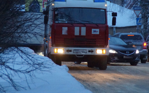 Пожар в многоквартирном доме привел к госпитализации двух маленьких девочек