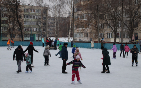 Новочебоксарцы сами залили каток во дворе