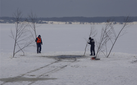 Рыбака унесло течением под лед: "Найти тело удастся только весной"