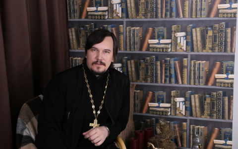 Священник объяснил, почему святочные гадания - это грех