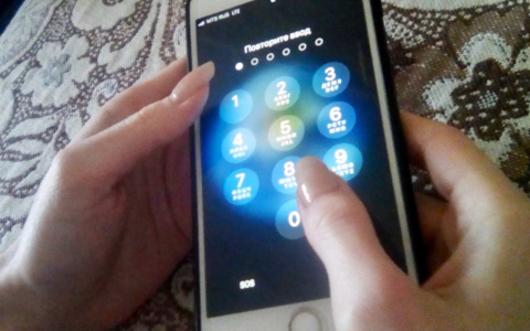 Новочебоксарка провела вечер с малознакомым мужчиной и прихватила его телефон