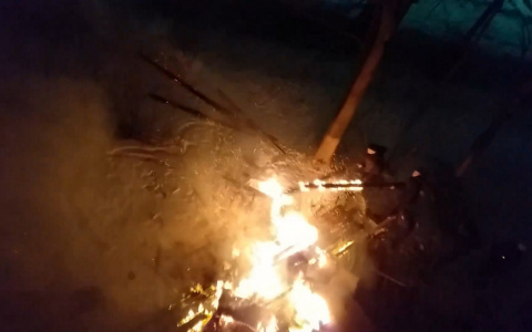 В Чебоксарах в нескольких метрах от многоэтажки загорелся строительный мусор