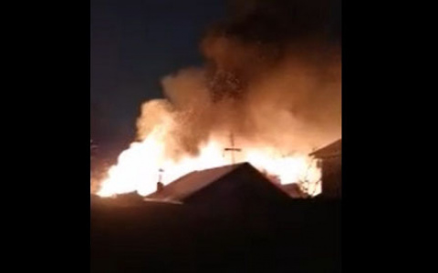 В Восточном поселке между Чебоксарами и Новочебоксарском горит дом