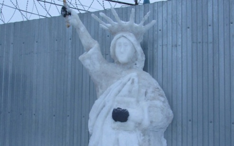 Осужденные построили у забора колонии Статую Свободы