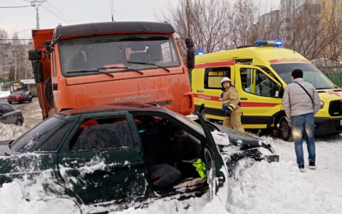 В Новоюжном районе Lada влетела в КамАЗ: "Пытались вытащить водителя, дверь заклинило"