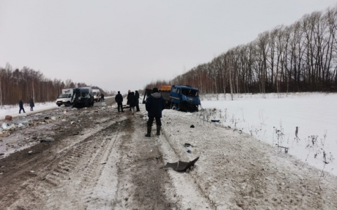 Крупное ДТП в Урмарском районе унесло жизнь 40-летнего водители иномарки