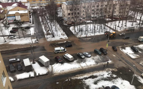 Канализацию на Гладкова прорвало, все заливает водой