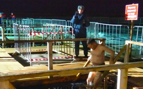 В купели около монастыря искупалось больше 1000 человек за ночь